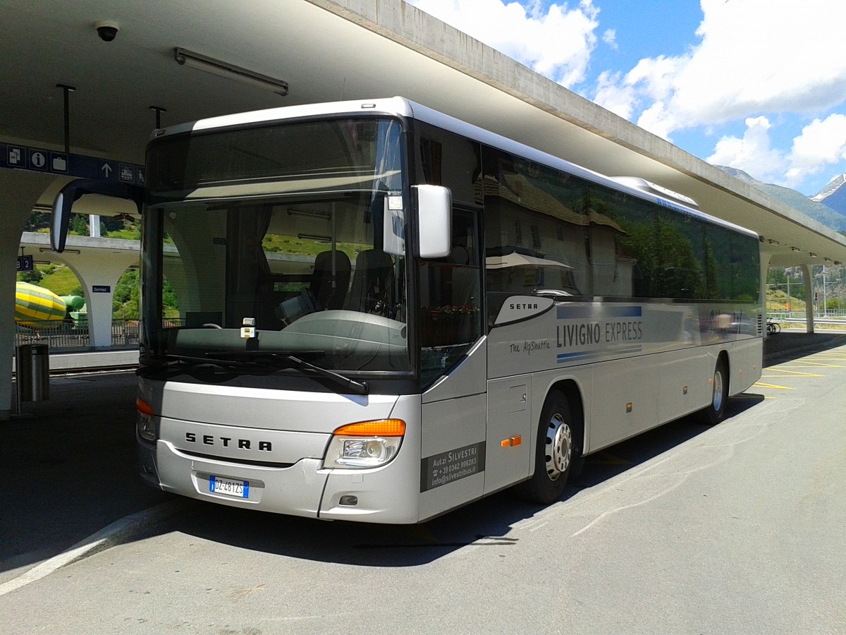 Ein Setra S 415 UL von Autoservizi Silvestri am 21.7.2015 an der Haltestelle Zernez statiun.