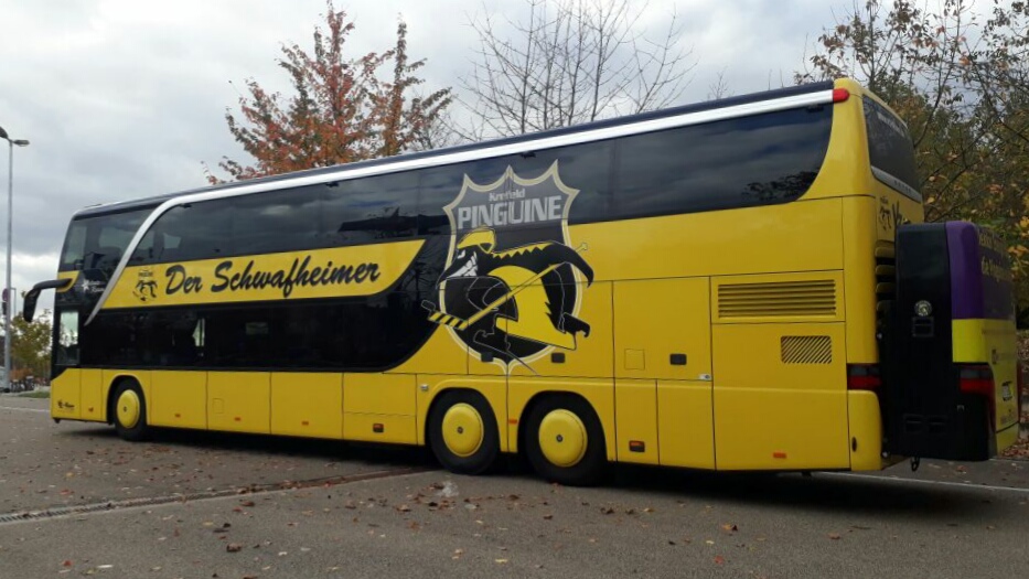 Ein Setra S 431 DT von VZ-Reisen mit der 'Krefeld Pinguine' Lackierung in Ingolstadt, da die Krefelder dort ein Eishockeyspiel gegen Ingolstadt haben. | Oktober 2017