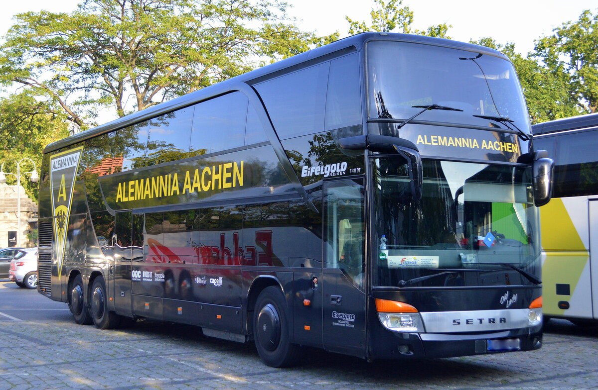 Ein SETRA S 431 DT Reisebus vom Reisebusveranstalter Eifelgold Reisen im Austrag von FEISINGER Klassenfahrten (anscheinend auch Mannschaftsbus von ALEMMANIA AACHEN) am 05.09.22 Berlin Hardenbergplatz. 