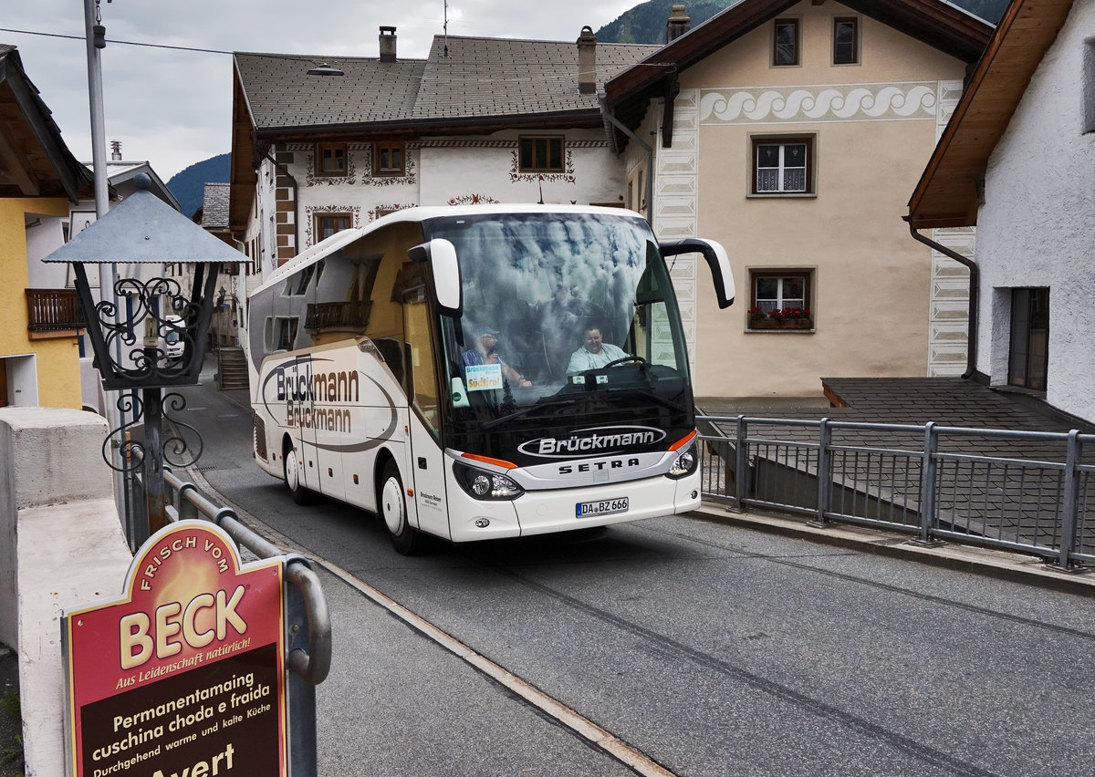 Ein SETRA S 511 HD von Brückmann Reisen fährt in Sta. Maria Val Müstair vorüber.
Aufgenommen am 9.10.2016.