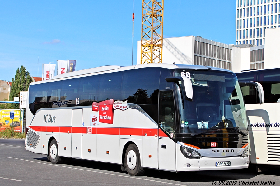 Ein Setra S 515 HD der Firma SINDBAD, Wagen 69 - OP 3269G - als IC Bus der DB Deutschen Bahn AG mit Werbung für die Linie Berlin -> Warschau - am 14.09.2019 am Hauptbahnhof in Berlin