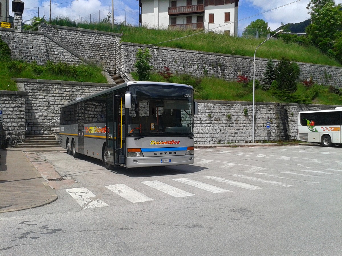 Ein SETRA S317UL von DolomitiBus am 25.5.2015 bei der Haltestelle Calalzo FS.