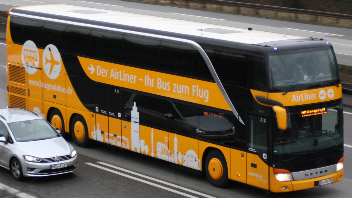 Ein Setra S413 DT von HEAG mobilo ( Der Airliner ) auf der A5 am Frankfurter Flughafen. | Januar 2018