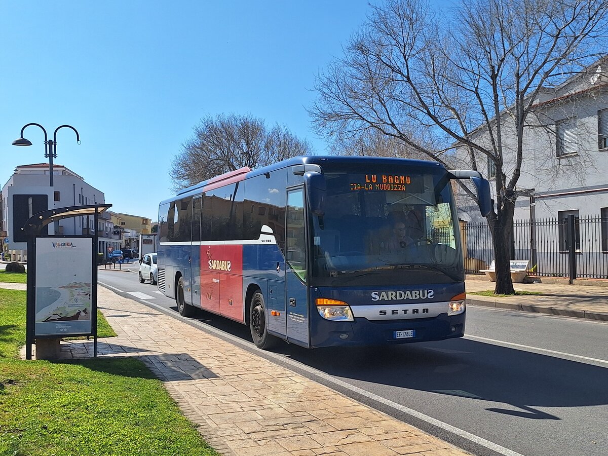 Ein Setra von Sardabus am 20.03.2026 um 14.23 Uhr in Valledoria an der Haltestelle  Piazza Europa . 