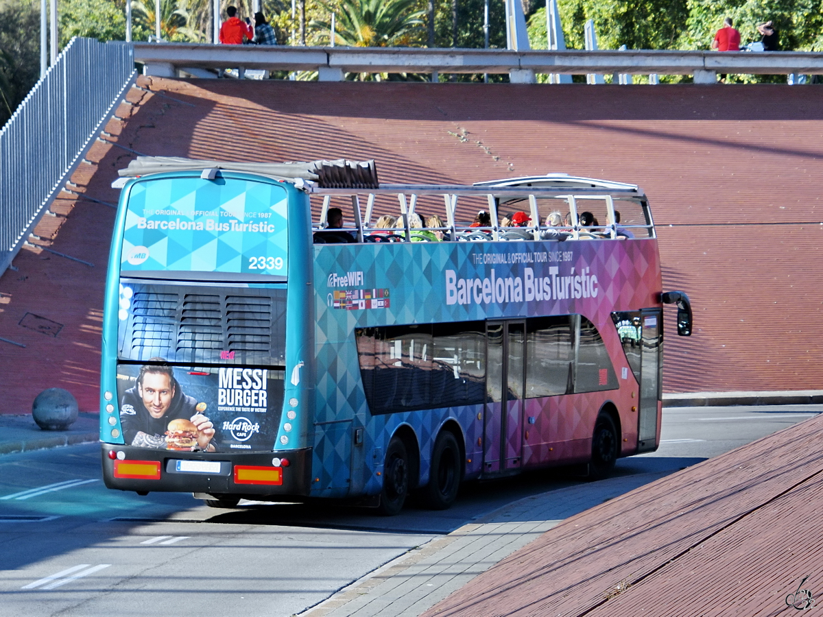 Ein Sightseeing-Bus ist in Barcelona unterwegs. (November 2022)