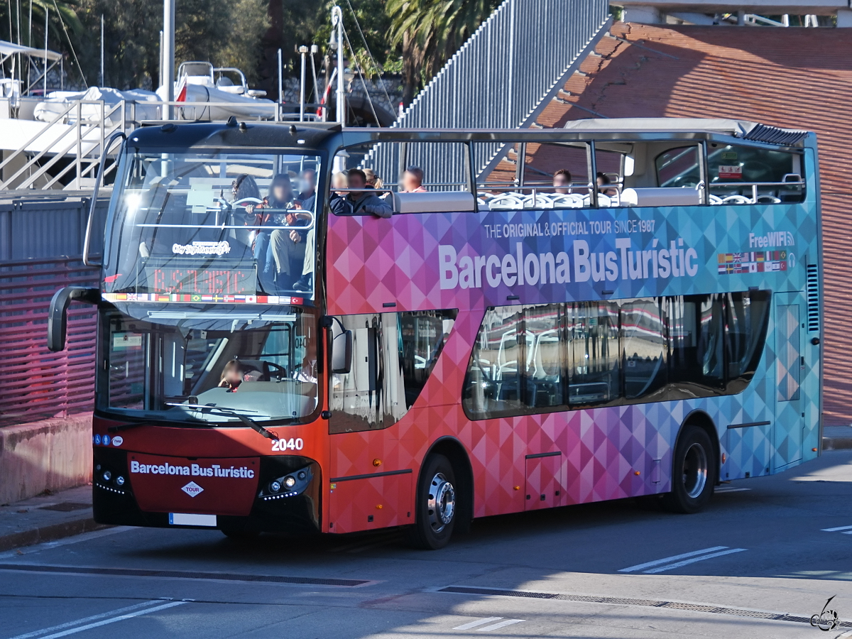 Ein Sightseeing-Bus ist in Barcelona unterwegs. (November 2022)