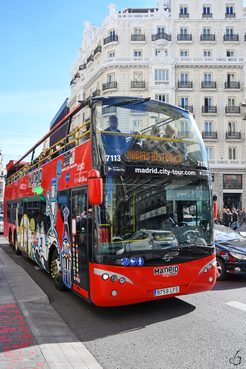 Ein Sightseeing-Bus des spanischen Herstellers Ayats ist auf der Gan Via in Madrid unterwegs. (November 2022)
