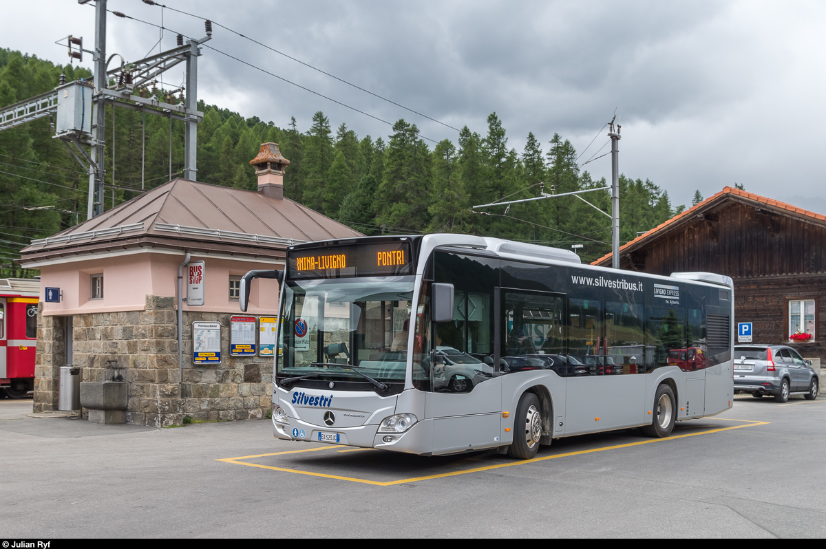 Ein Silvestri Citaro steht am 14. Juli 2017 am Bahnhof Pontresina bereit zur Fahrt nach Livigno.