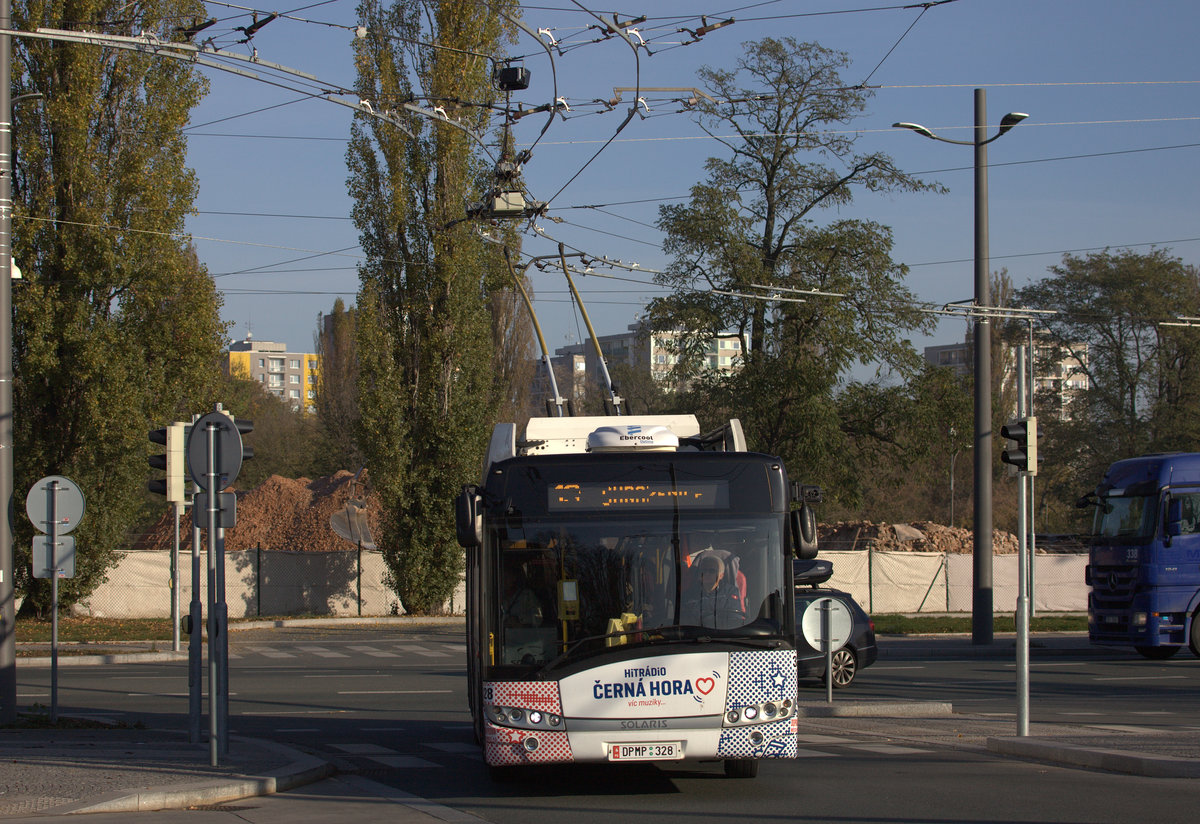 Ein Skoda Solaris, Linie 13, biegt auf den Bahnhofsvorplatz von Pardubice ein.
31.10.2019 08.48 Uhr.