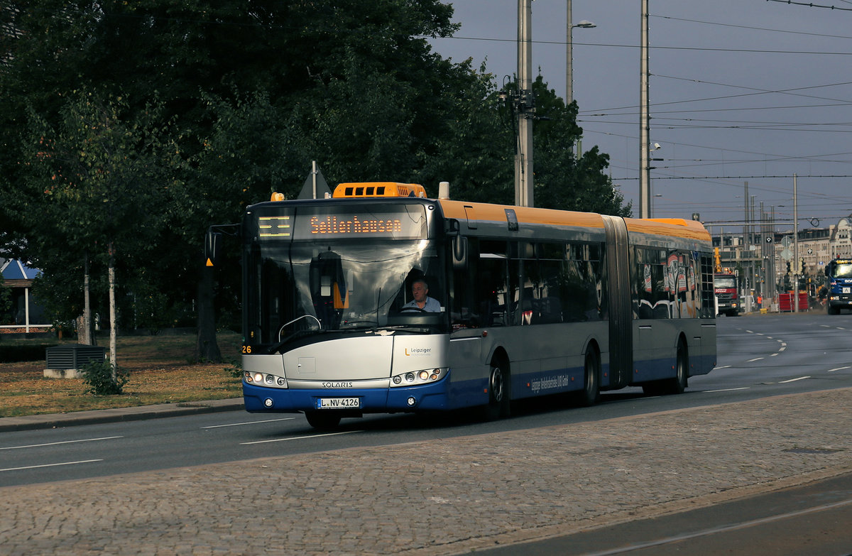 Ein Solaris Gelenkbus nach Sellerhausen erreicht hier am 27.08.2020 den Vorplatz am Hauptbahnhof Leipzig.