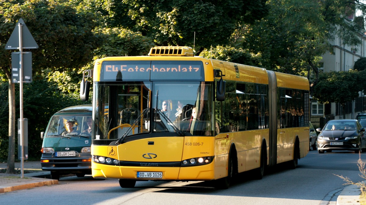 Ein Solaris der Linie 64 in der  auf der Fahrt zum Fetscherplatz über die Waldschlößchenbrücke.Am  27.09.2013  17:28 Uhr in der Hechtstraße aufgenommen.