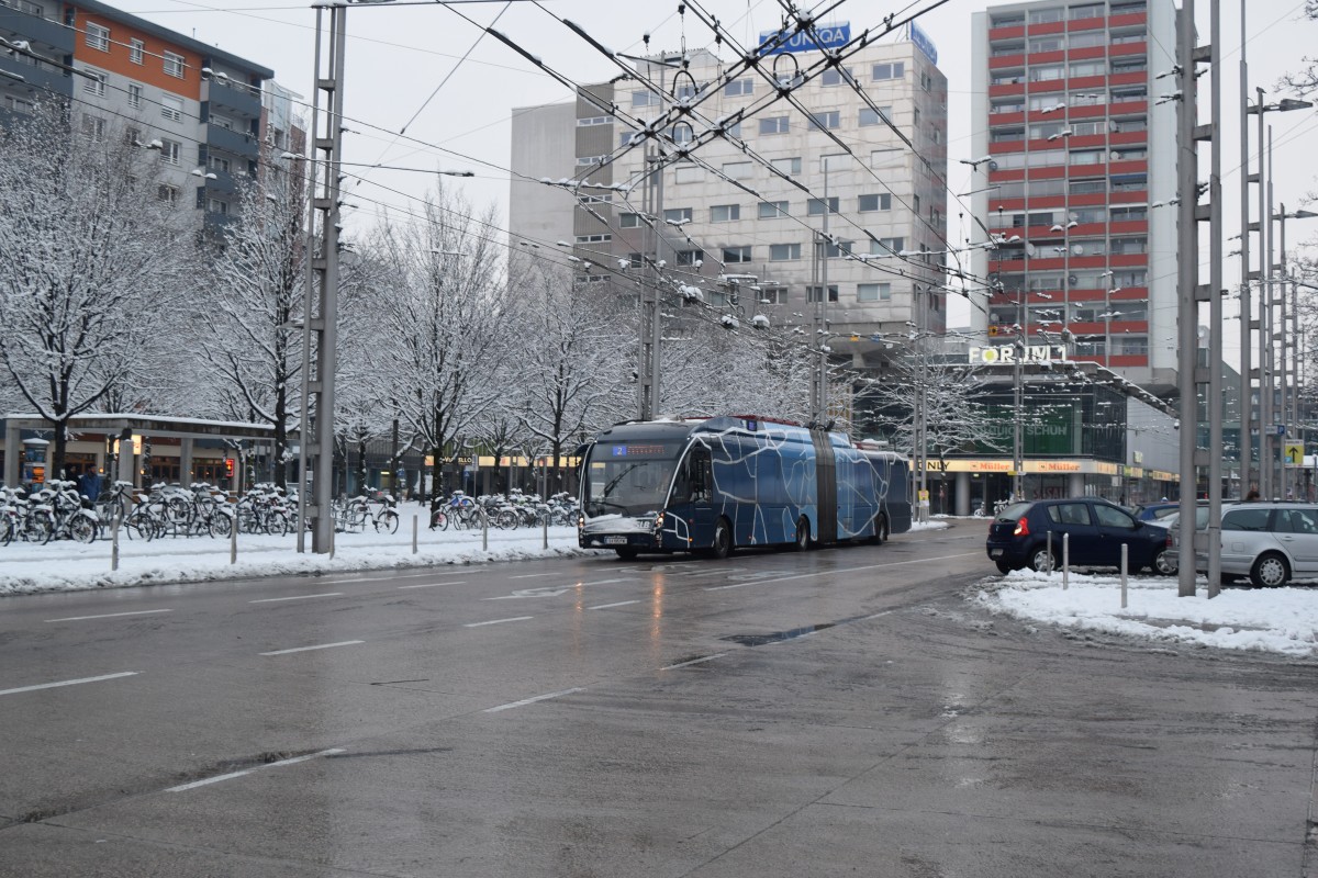 Ein Solaris Trollino mit der  75 Jahre O-Bus  Werbung beim Salzburger Südtirolerplatz am 3.1.2016.