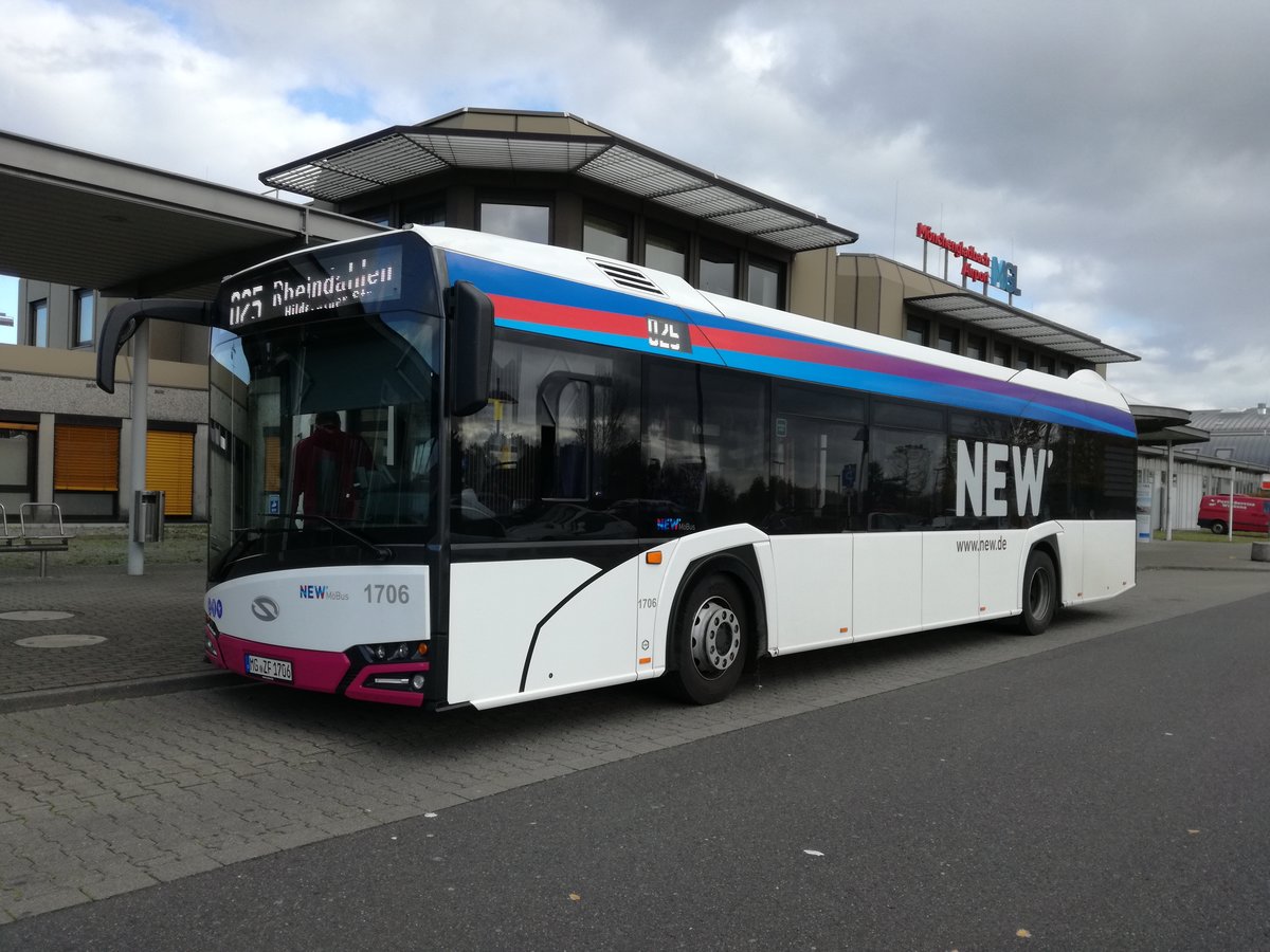 Ein Solaris Urbino 12 der 4. Generation von der NEW'MöBus mit der Wagennummer 1706 am Mönchengladbacher Flughafen. | Oktober 2017