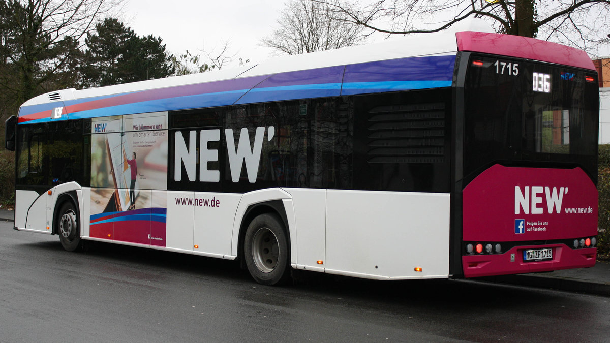 Ein Solaris Urbino 12 der 4. Generation von der NEW'MöBus mit der Wagennummer 1715 (Wir kümmern uns um smarten Service - Werbung) in Willich. | Dezember 2017