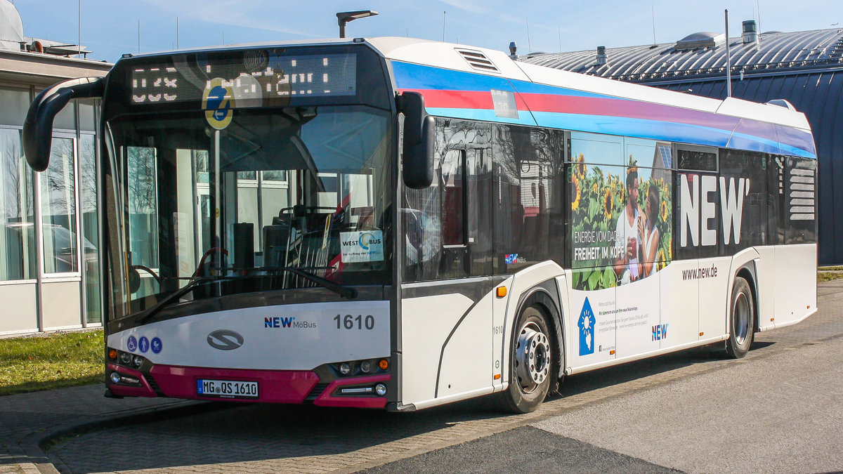 Ein Solaris Urbino 12 der 4. Generation von der NEW'MöBus mit der Wagennummer 1610 (Freiheit im Kopf - Werbung) am Mönchengladbacher Flughafen. | Februar 2018