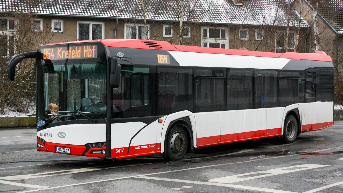 Ein Solaris Urbino 12 der 4. Generation von der SWK ( Stadtwerke Krefeld ) mit der Wagennummer 5417 am Krefelder Hauptbahnhof ( Süd ) | März 2018