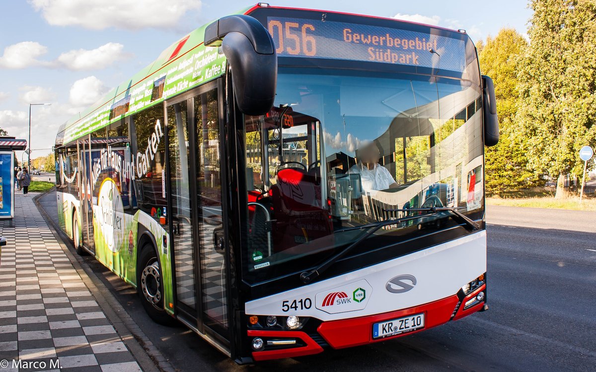 Ein Solaris Urbino 12 der 4. Generation von der SWK mit der Wagennummer 5410 (Werbebus mit „Schlößer-Gartencenter -Werbung) an der Haltestelle Edelstahlwerk Tor 3 | September 2018