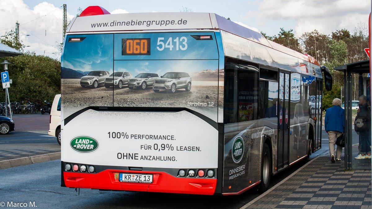 Ein Solaris Urbino 12 der 4. Generation von der SWK mit der Wagennummer 5413 (Werbebus mit „Dinnebier Gruppe -Werbung) am Krefelder Hauptbahnhof (Süd) | September 2018