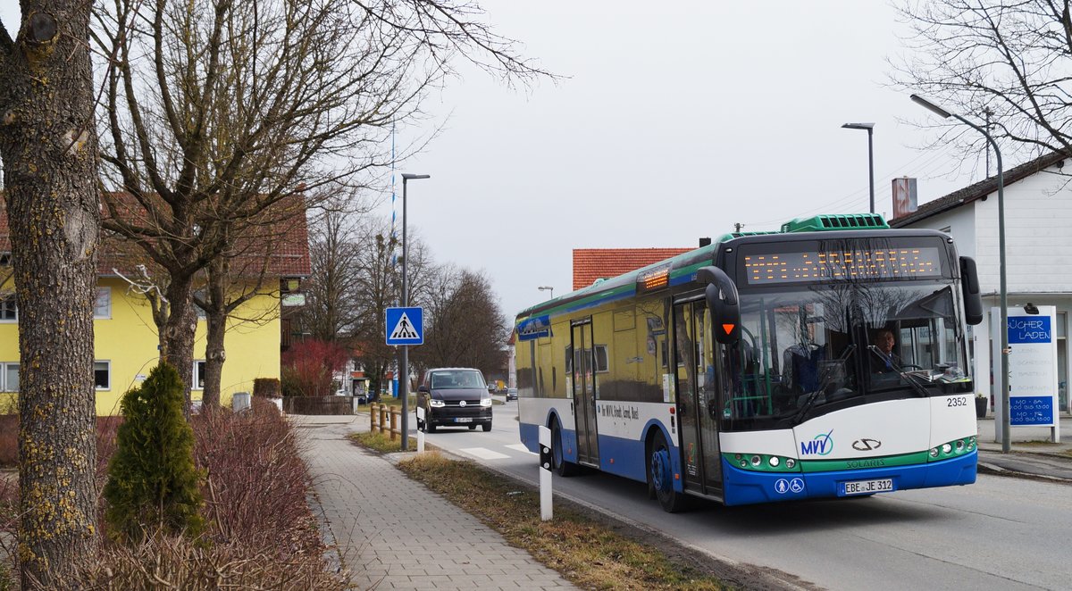 Ein Solaris Urbino 12 des MVV (EBE-JE312) war am 20.02.2020 auf der Linie 444 (Bahnhof, Grafing bei München - Emmering Schalldorf Kapelle) unterwegs und durchfuhr pünktlich die Ortschaft Aßling.