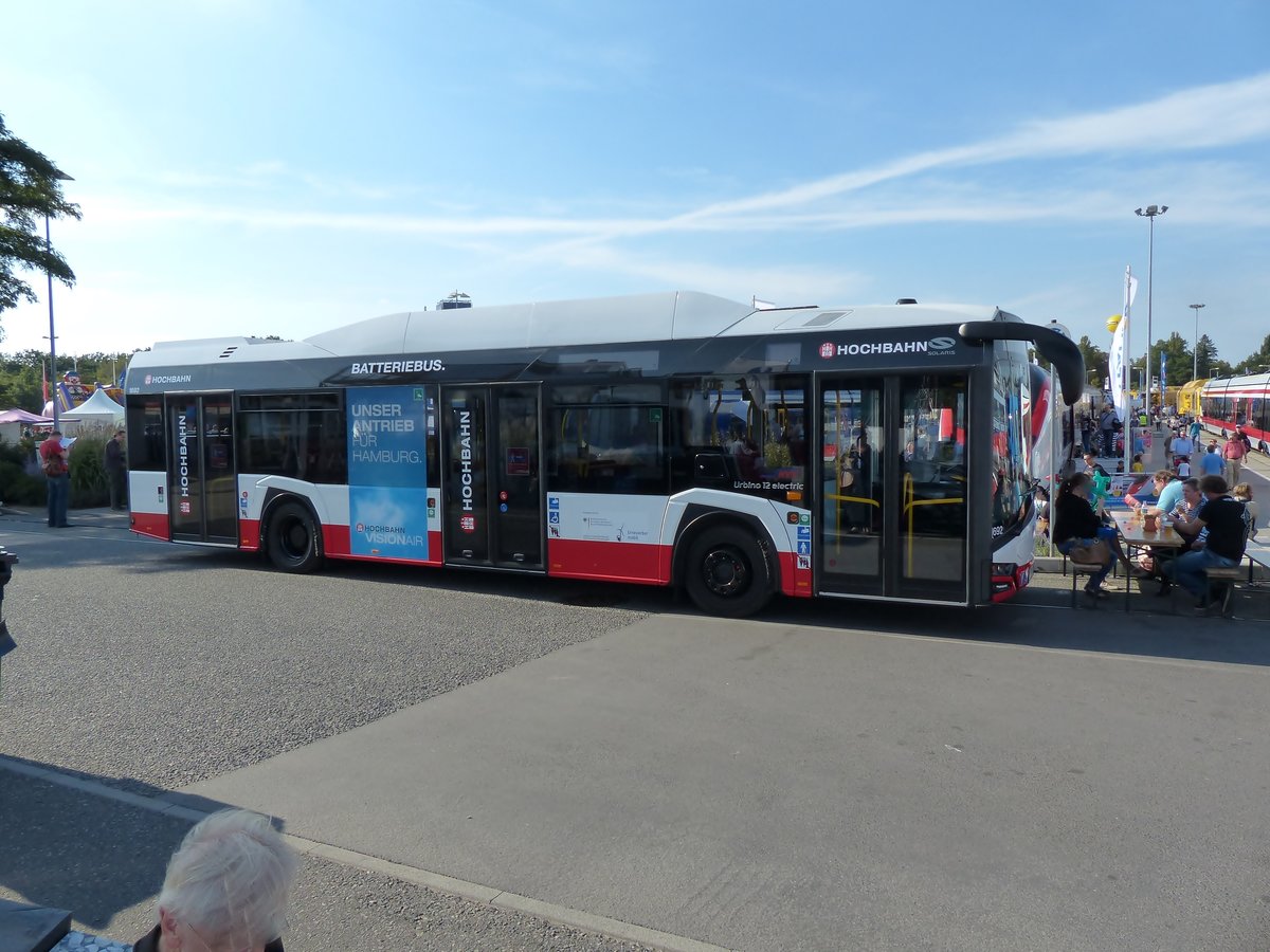 Ein Solaris Urbino 12 electric, Wagen '1692' der Hamburger Hochbahn auf der InnoTrans 2016 Berlin im September 2016.