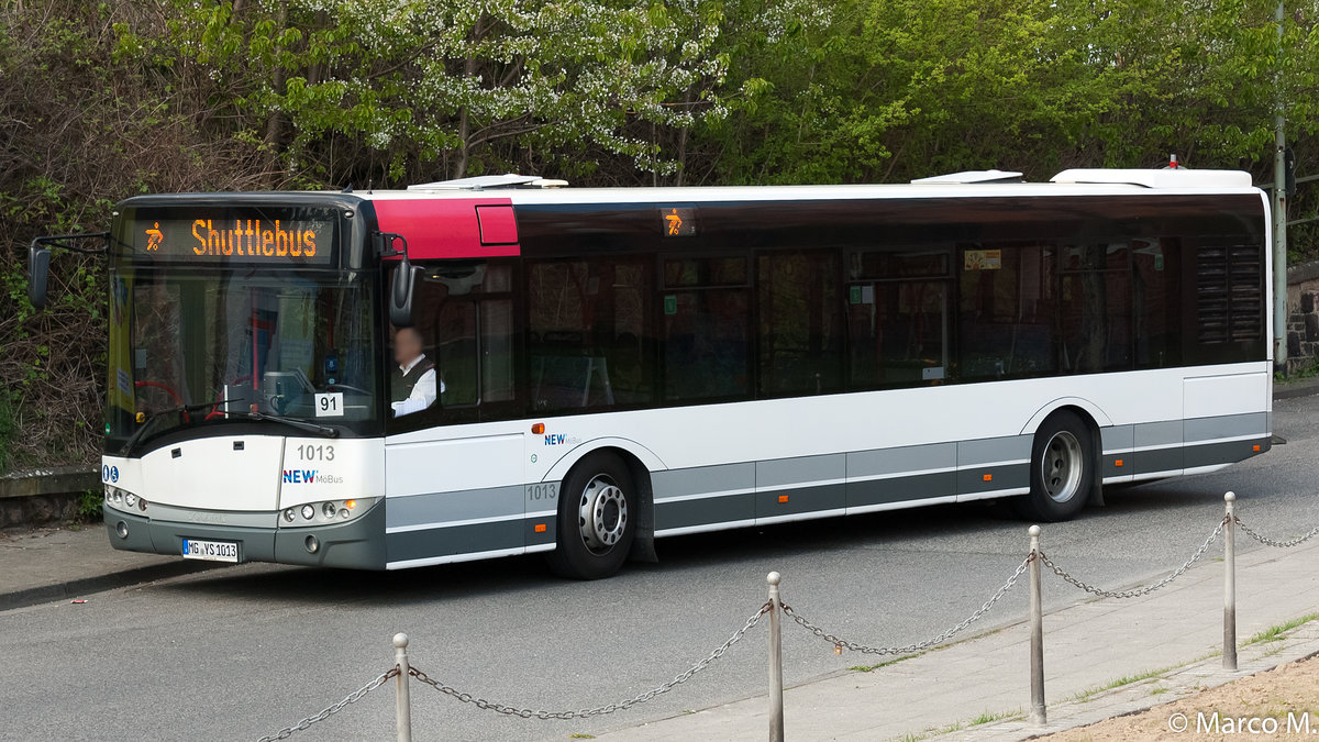 Ein Solaris Urbino 12 von der NEW Mö'Bus mit der Wagennummer 1013 am Europaplatz in Mönchengladbach. | April 2019