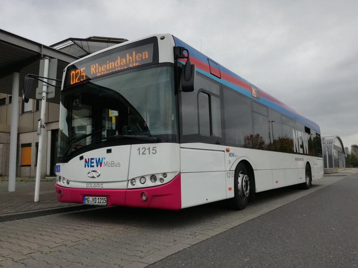 Ein Solaris Urbino 12 von der NEW'MöBus mit der Wagennummer 1215 am Mönchengladbacher Flughafen. | Oktober 2017