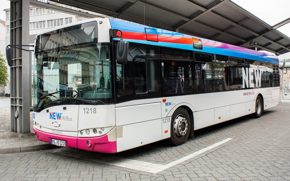 Ein Solaris Urbino 12 von der NEW'MöBus mit der Wagennummer 1218 am Mönchengladbacher Hauptbahnhof. Auch interessant ist der kleine Schönheitsfleck. | August 2018