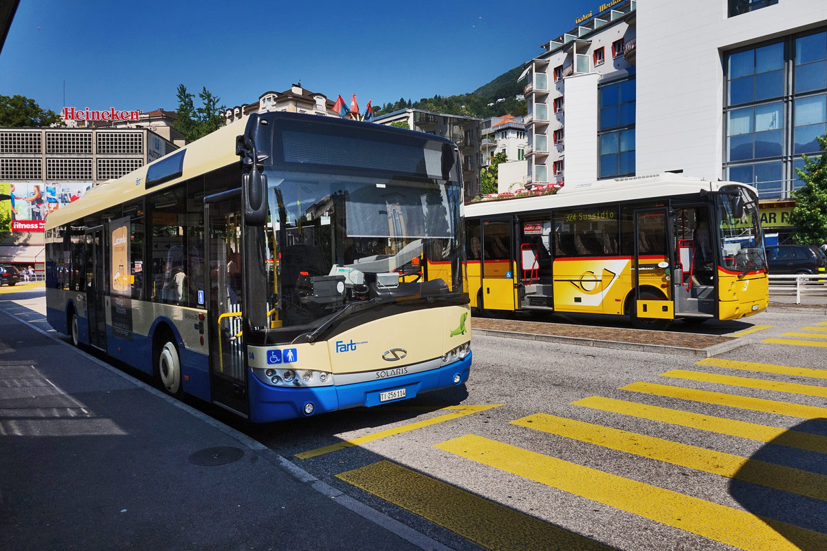 Ein SOLARIS Urbino 12 (Nr. 14) der Fart, steht am 20.7.2016 an der Haltestelle Locarno, Stazione.
Rechts daneben steht ein PostAuto, unterwegs auf der Linie 62.324, als Zusatzwagen für den Kurs 3 (Locarno, Stazione - Spruga).