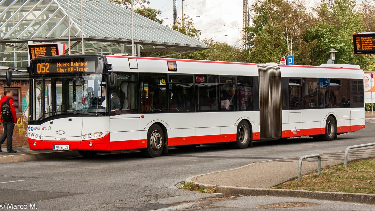 Ein Solaris Urbino 18 von der SWK ( Stadtwerke Krefeld ) mit der Wagennummer 5651 am Krefelder Hauptbahnhof (Süd) | September 2018