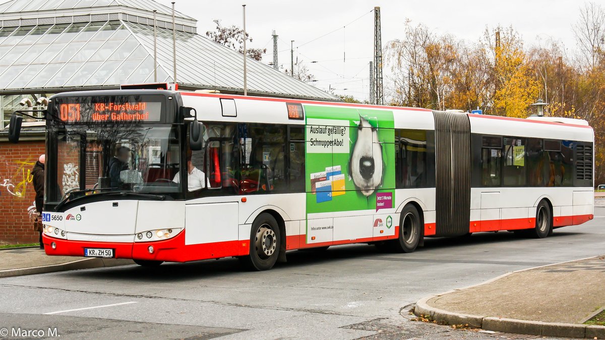 Ein Solaris Urbino 18 von der SWK ( Stadtwerke Krefeld ) mit der Wagennummer 5650 am Krefelder Hauptbahnhof (Süd) | Dezember 2018