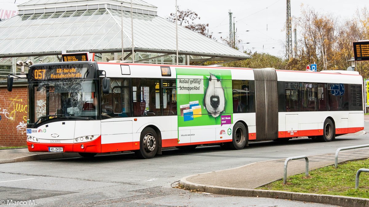 Ein Solaris Urbino 18 von der SWK ( Stadtwerke Krefeld ) mit der Wagennummer 5659 am Krefelder Hauptbahnhof (Süd) | Dezember 2018