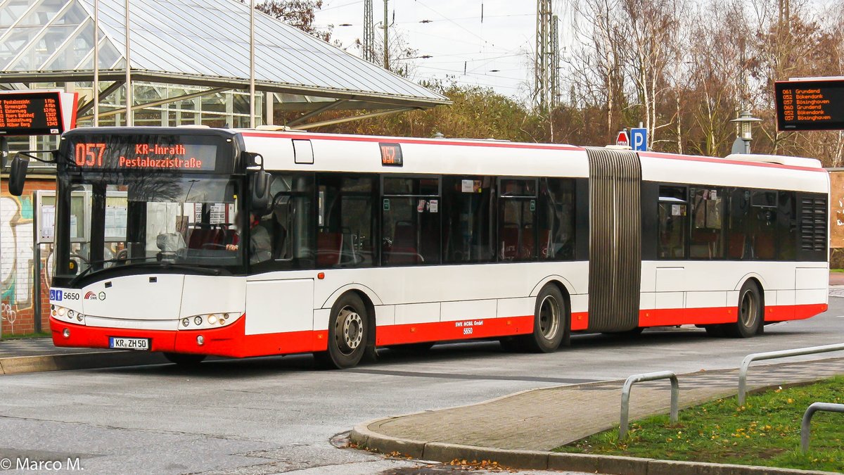 Ein Solaris Urbino 18 von der SWK (Stadtwerke Krefeld) mit der Wagennummer 5650 am Krefelder Hauptbahnhof (Süd). Die Seitenwerbung wurde entfernt. | Dezember 2018