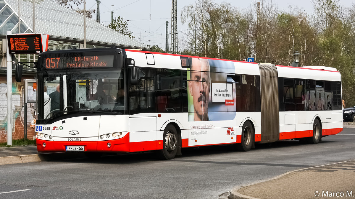 Ein Solaris Urbino 18 von der SWK (Stadtwerke Krefeld) mit der Wagennummer 5655 mit neuer Werbung) am Krefelder Hauptbahnhof (Süd) | April 2019