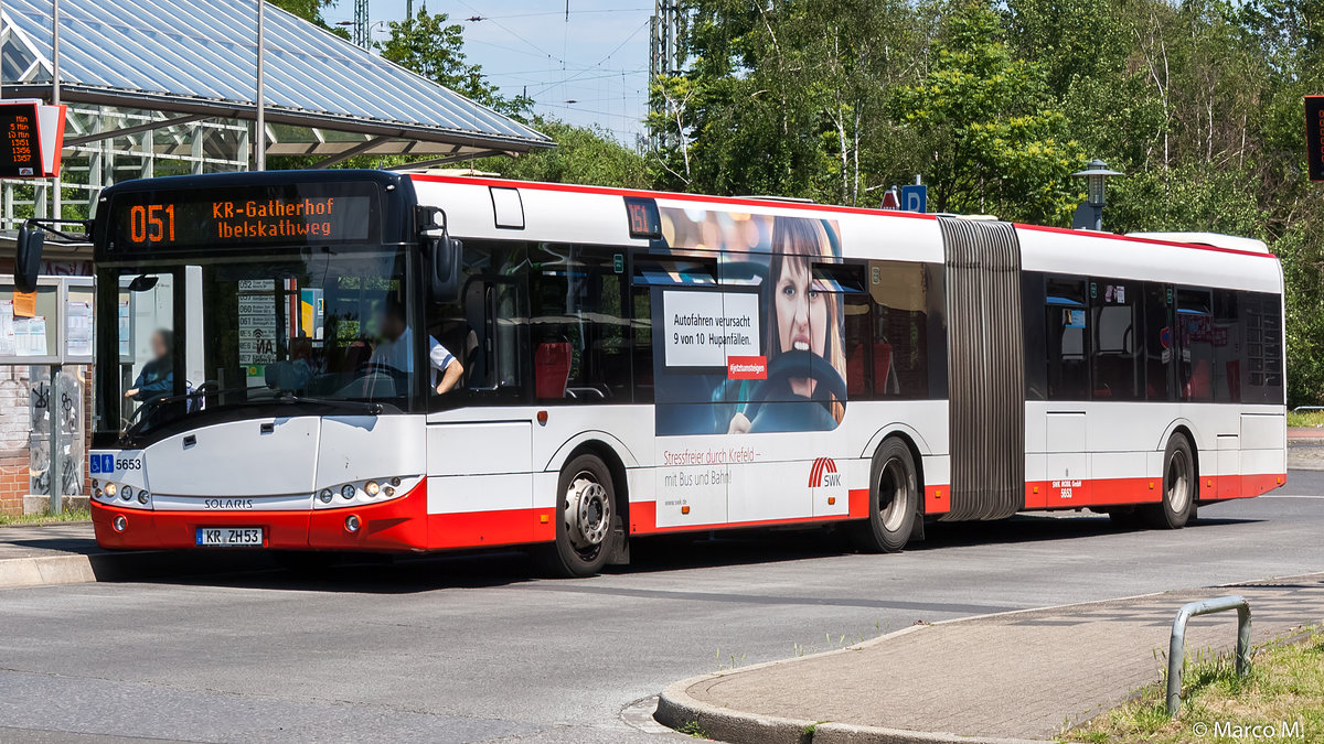 Ein Solaris Urbino 18 von der SWK (Stadtwerke Krefeld) mit der Wagennummer 5653 an der Haltestelle Krefeld Hauptbahnhof Süd. | Juni 2019