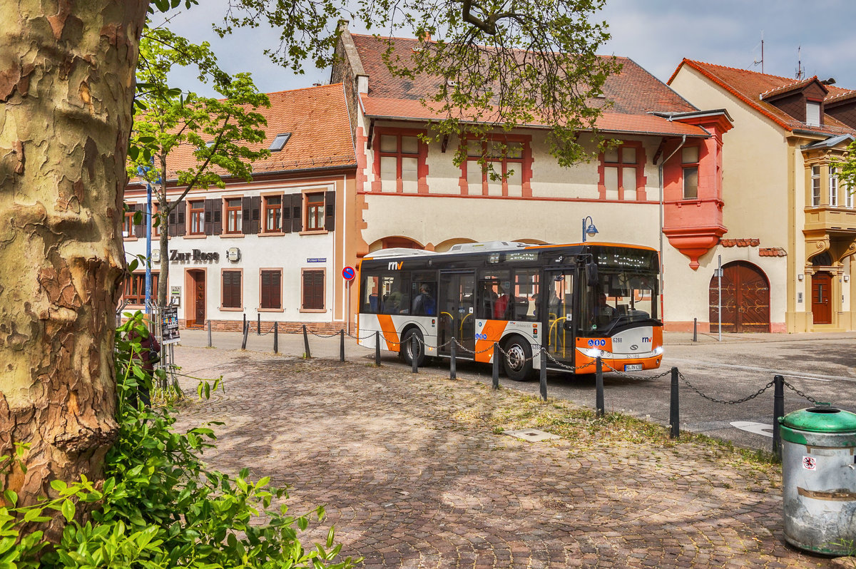 Ein SOLARIS Urbino 8,6 der rnv fährt am 15.4.2017 bei der Haltestelle Käfertal Rathaus vorüber.
Unterwegs war der Bus auf der Linie 53 (Mannheim, Kurpfalzbrücke - Luzenberg, Diffenébrücke - Käfertal, Käfertaler Wald - Käfertal, Bahnhof).