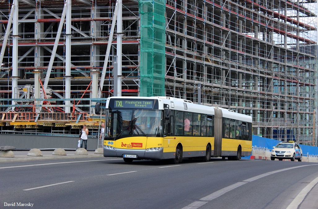 Ein Solaris Urbino der BVG vor dem Berliner Hauptbahnhof. 23.07.2014