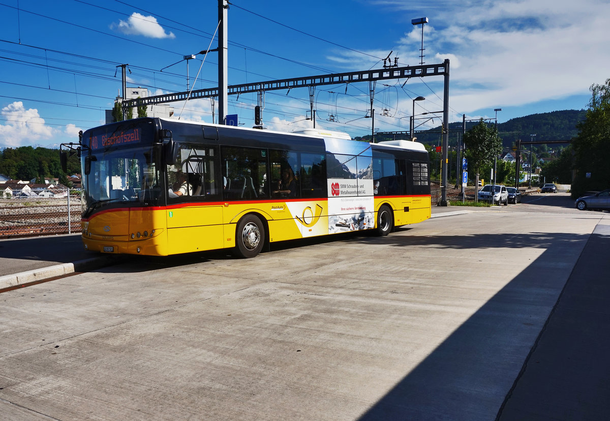 Ein SOLARIS Urbino von PostAuto, steht am 18.7.2016 abfahrtbereit an der Haltestelle Uzwil, Bahnhof.
Unterwegs war der Bus auf der Linie 80.740, als Kurs 74026 (Uzwil, Bahnhof - Bischofszell Stadt, Bahnhof).