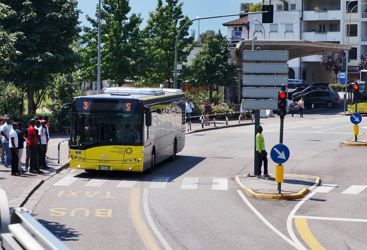 Ein SOLARIS Urbino der SASA unterwegs auf der Bozner Stadtbuslinie 3 (Casanova/Kaiserau - Stazione/Bahnhof), am 8.7.2016 nahe der Haltestelle Stazione/Bahnhof.