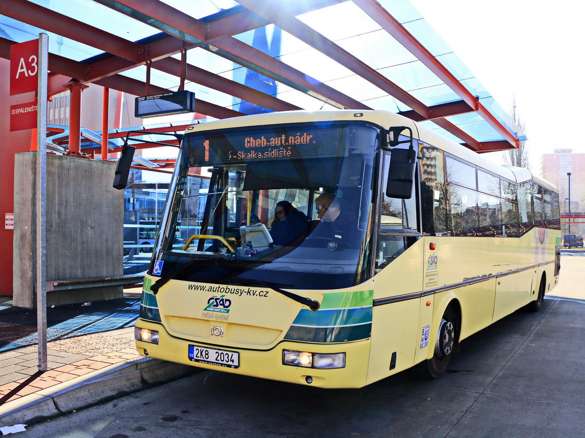 Ein SOR BN 12 von Autobusy Karlovy Vary steht am Busbahnhof vor dem Bahnhof Cheb (Eger) am 15 Februar 2019. 