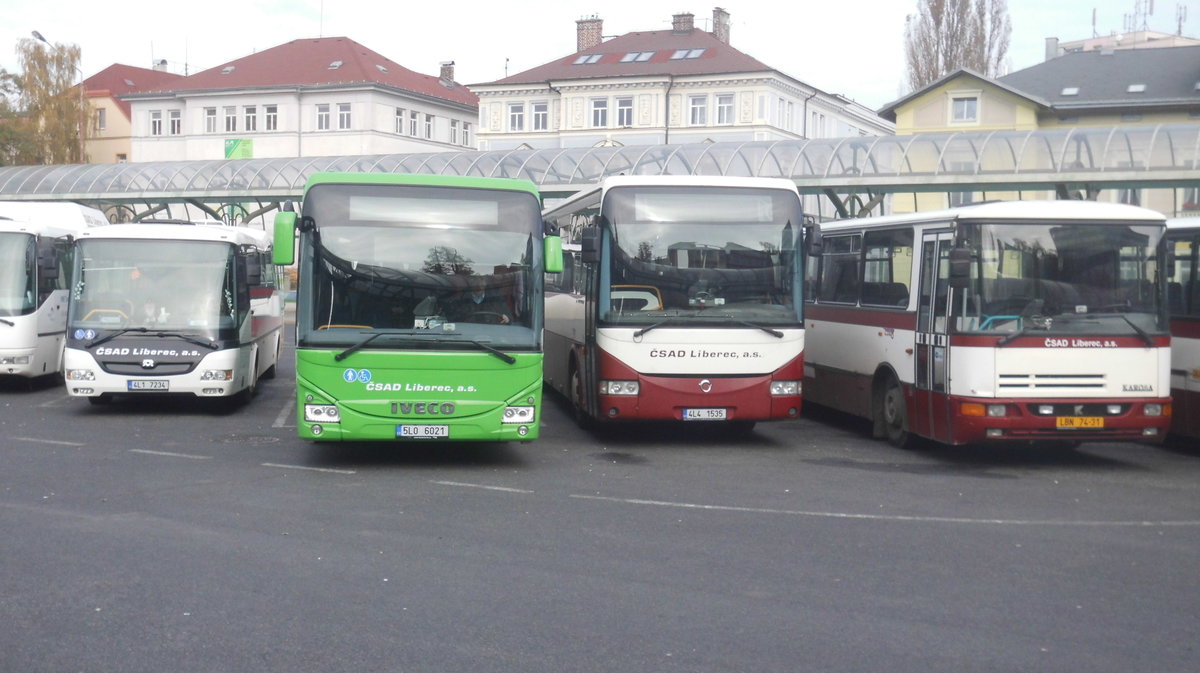 Ein SOR CN10,5, ein Iveco Crossway LE 10.8, ein	Irisbus Crossway 12M und ein Karosa am 31.10.2016 am 31.10.2016 in Liberec auf dem Busbahnhof.


