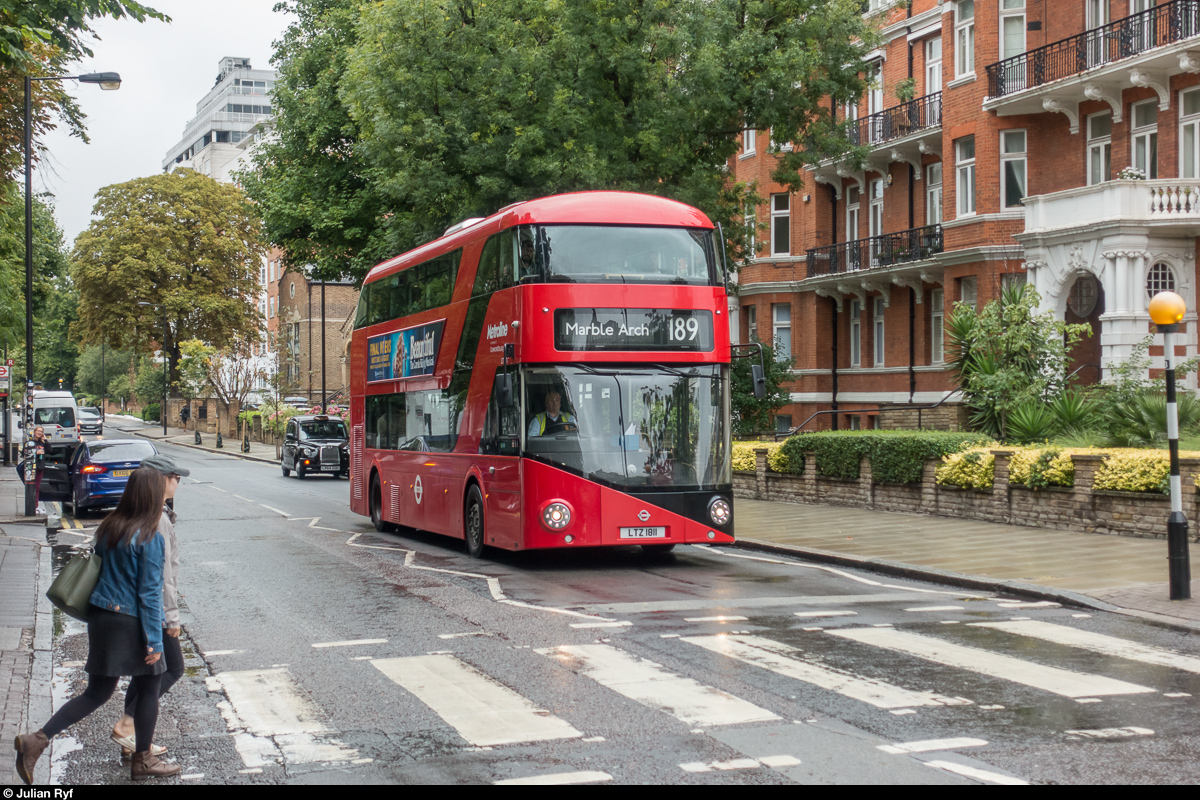 Ein TfL / Metroline New Routemaster fährt am 9. August 2017 auf der Linie 189 nach Marble Arch am wohl berühmtesten Fussgängerstreifen der Welt vor den Abbey Road Studios vorüber.