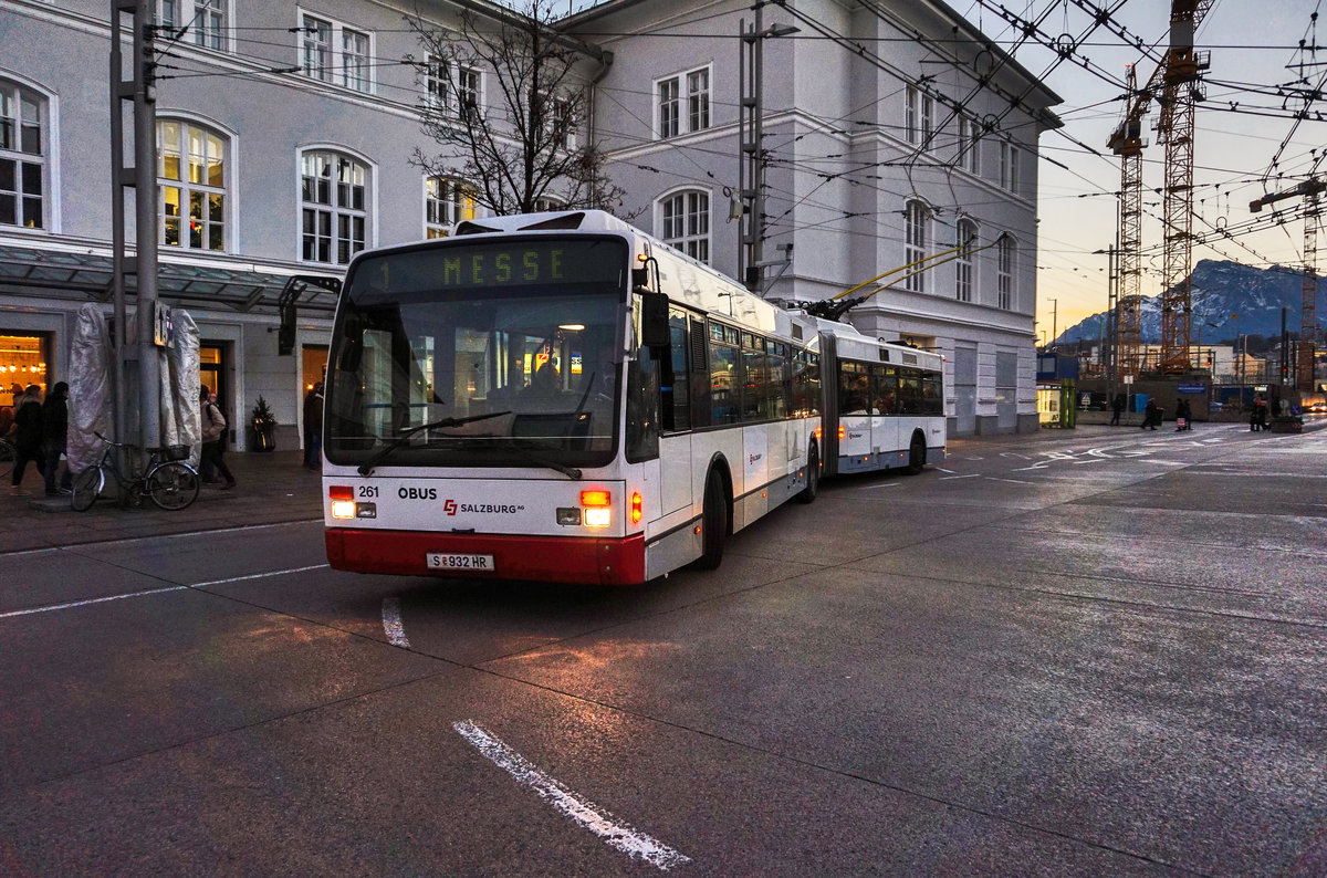 Ein Van Hool AG 300 T der SLB, fährt als Linie 1 (Kleßheim Kavalierhaus - Messe - Salzburgarena), in die Haltestelle Salzburg Hauptbahnhof ein.
Aufgenommen am 10.12.2016.