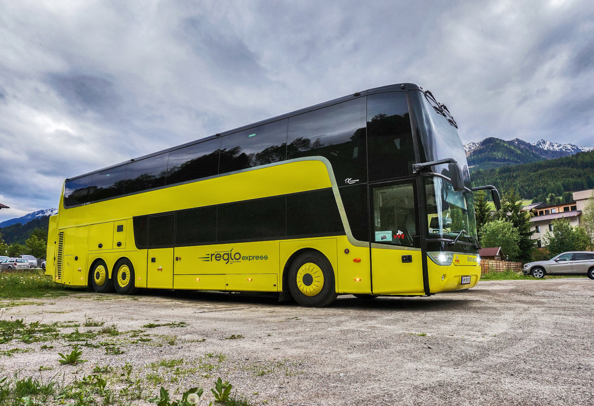 Ein Van Hool TX 27 Astromega von ÖTZTALER steht am 21.5.2017 in Sillian Panzendorf.
Der Bus ist im Einsatz auf der Linie 960X (Lienz - Sillian - Innsbruck).
