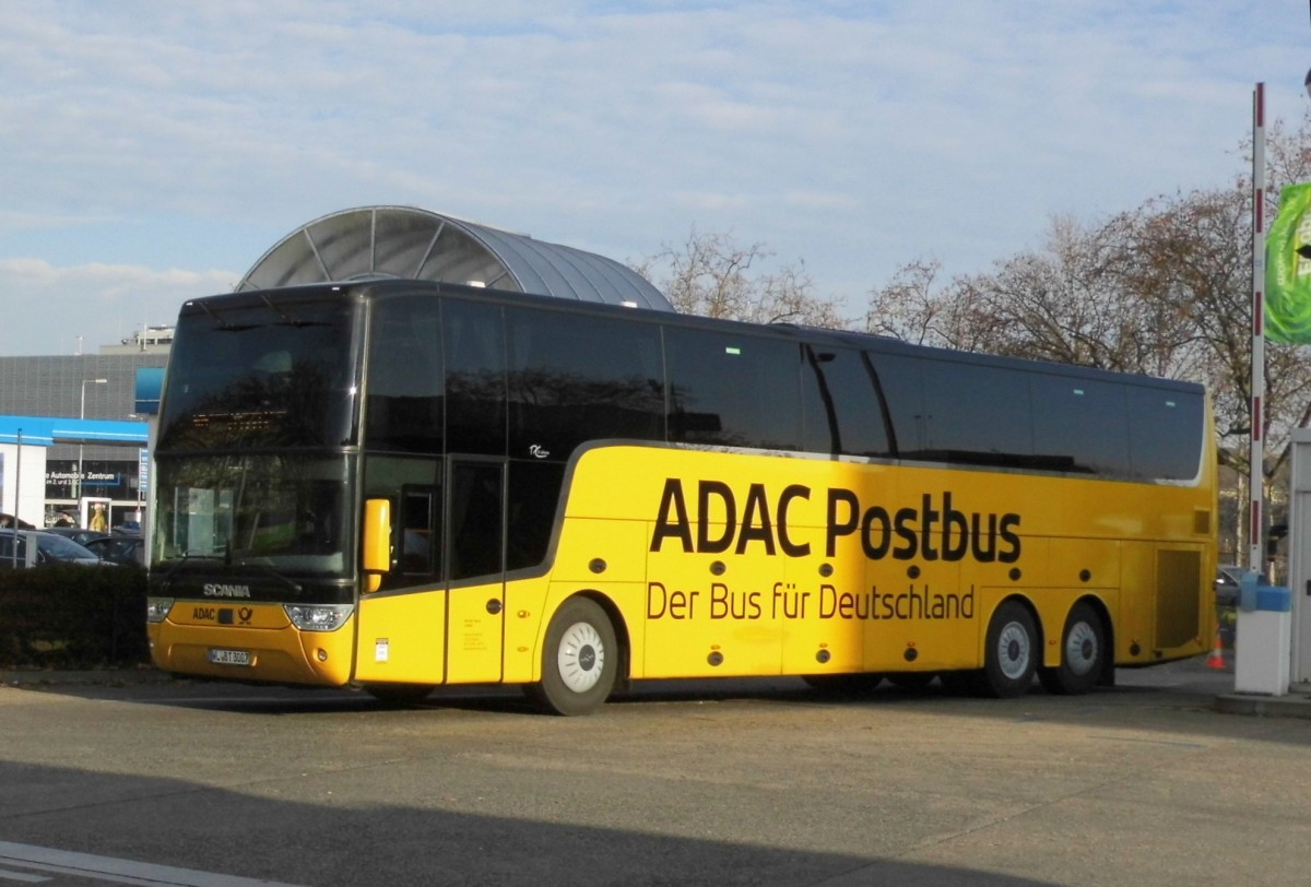 Ein Van Hool TX21 Altano von ADAC Postbus (Fa. Becker-Touristik, Tostedt) am Berliner ZOB, 23.11.14