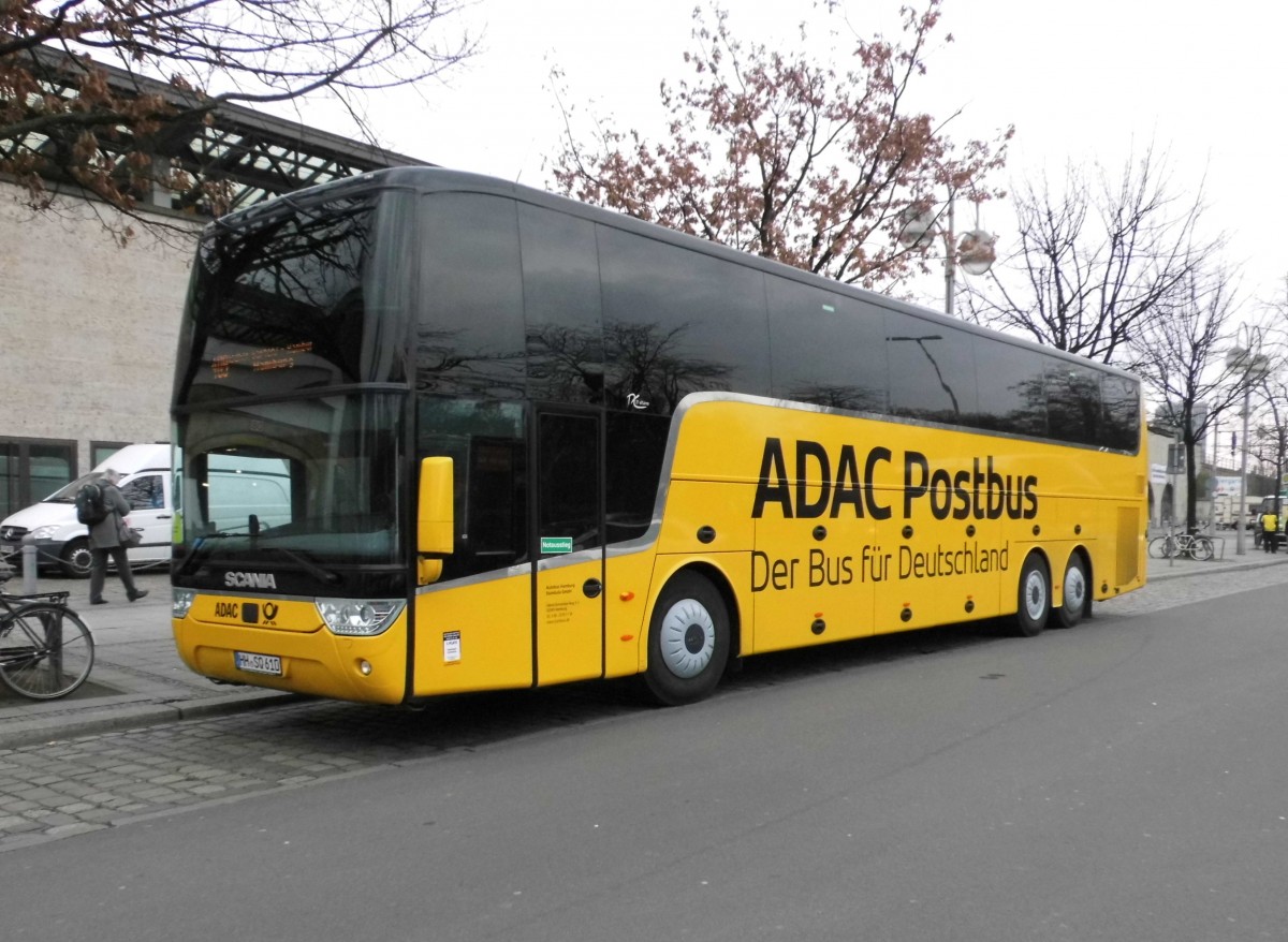 Ein Van Hool TX21 Altano von ADAC Postbus (Fa. Stambula Autofit GmbH, Hamburg) am S+U Zoo, 15.3.15