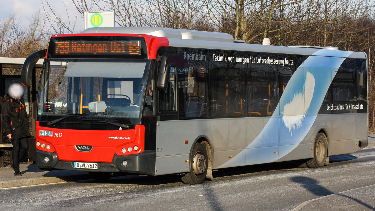 Ein VDL Cita von der Rheinbahn mit der Wagennummer 7612 ( Klimaschutz - Werbung ) am Düsseldorfer Flughafen Bahnhof. | Februar 2018