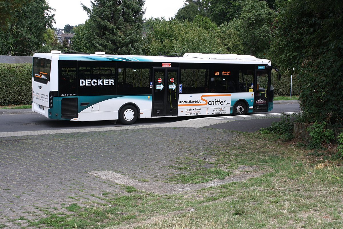 Ein VDL Citea von Decker-Reisen einem Sub-Unternehmen der RSVG auf der Line 520 (Niederdollendorf BF - Oberplei) hier an der Start Haltestelle Niederdollendorf.

Aufgenommen am 07.08.2019
Niederdollendorf BF