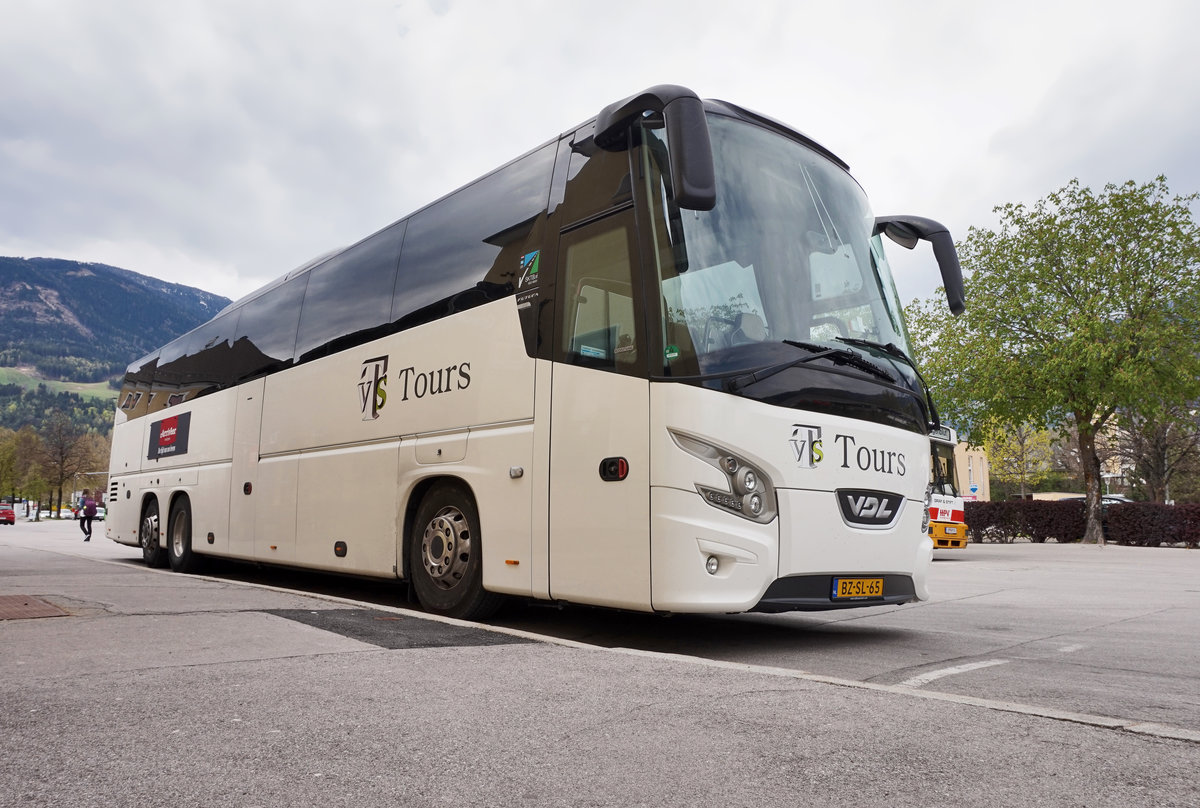 Ein VDL FUTURA des niederländischen Unternehmens VTS Taxi & Tours, am 15.4.2016 geparkt bei der Haltestelle Lienz Bahnhof.