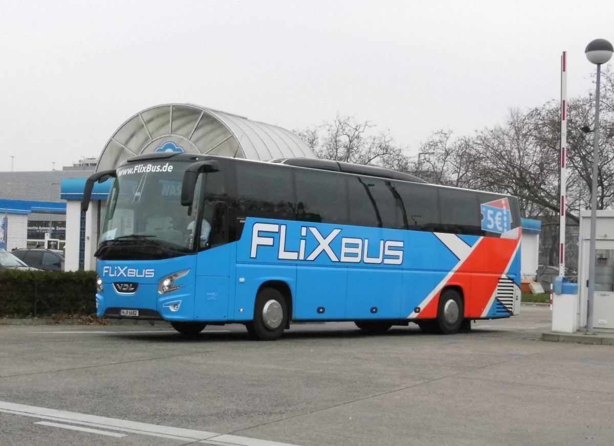 Ein VDL Futura FHD2 von Flixbus (Fa.Gradliner) nach Hamburg am Berliner ZOB, 29.11.14