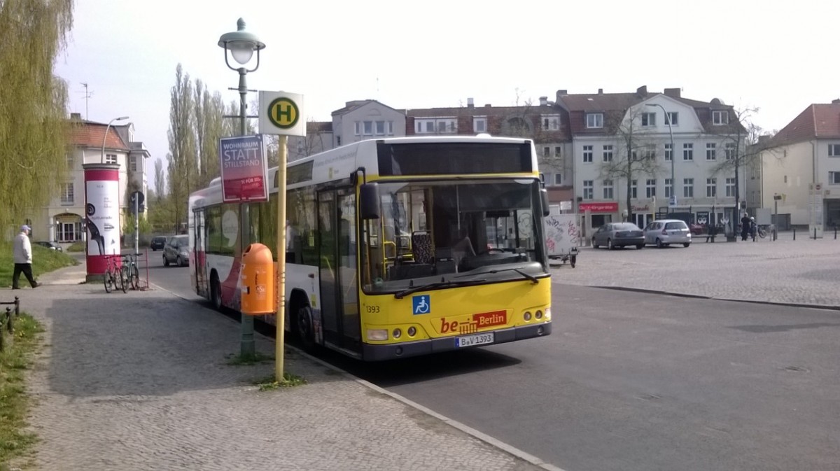 Ein Volvo 7000 auf der Linie 284 an der Haltestelle  S Lankwitz, Betriebshaltestelle 